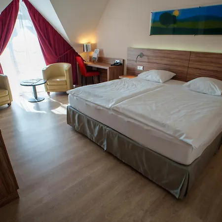 Отель L'hotel Et Restaurant Du Golf De Clervaux Eselborn